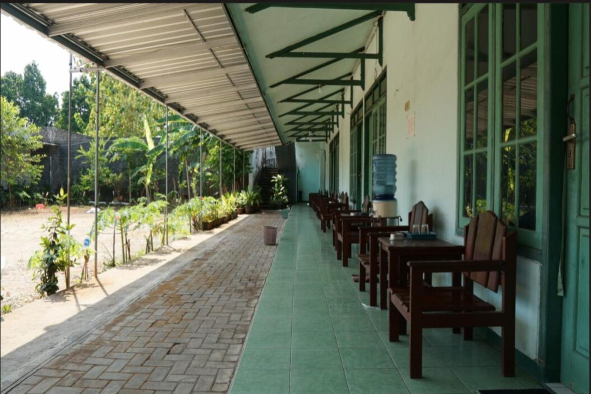 Hotel Spot On 93611 Kost Pak Suyatno Syariah 2 à Ponorogo Extérieur photo